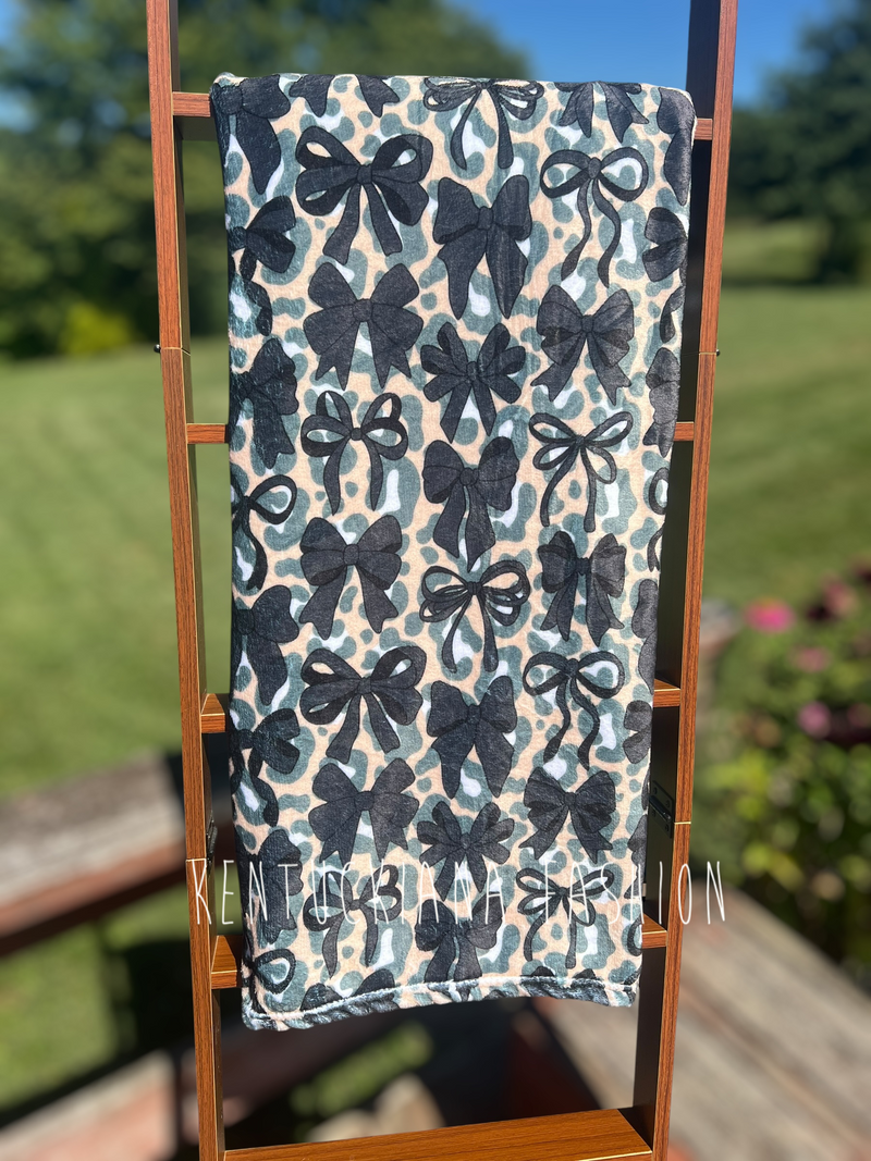 60x80 Fuzzy Blanket - Cheetah & Bows